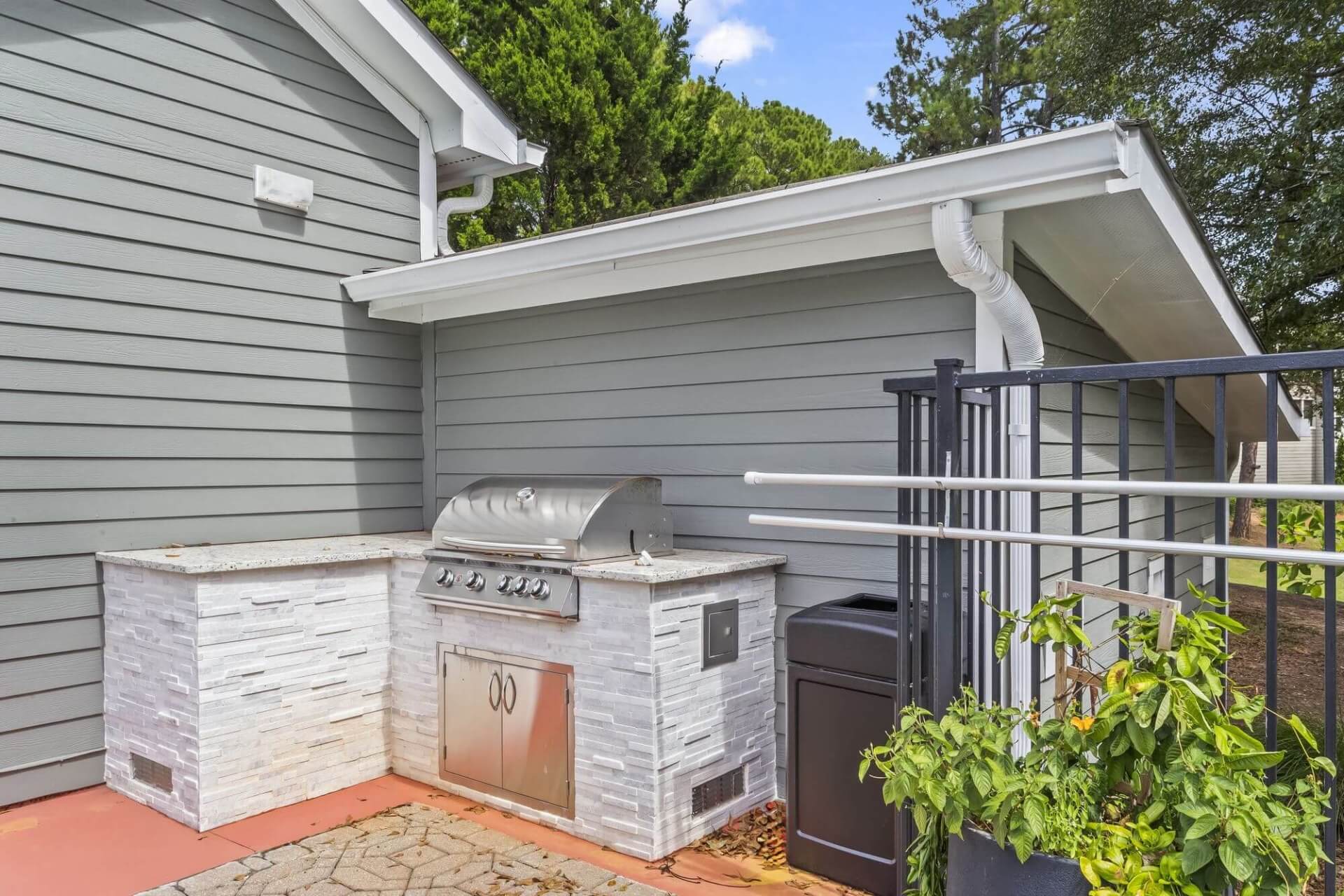 bbq area at the ellis clarkston townhomes for rent