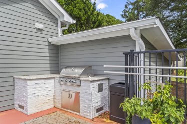 bbq area at the ellis clarkston townhomes for rent